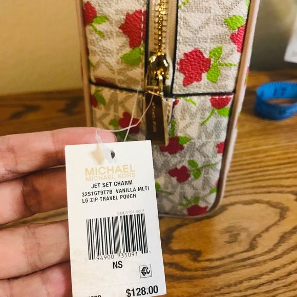 Michael kors toiletry bag. - Picture 6 of 12